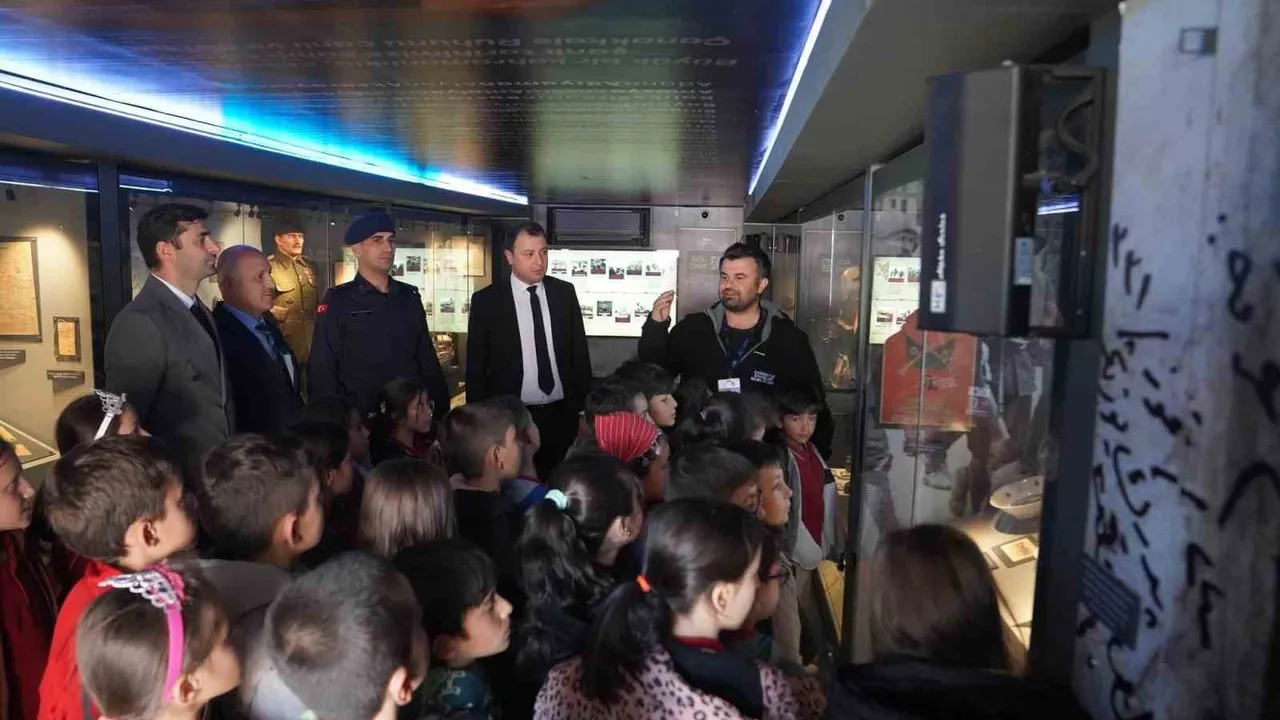 Çanakkale Savaşları Mobil Müzesi Aydıntepe'de: Öğrenciler Tarihle Buluştu