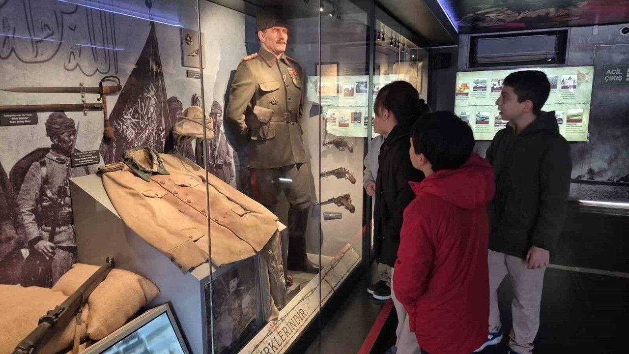 Çanakkale Savaşları Tırı Düzce'de: Vatandaş ve Öğrencilerden Yoğun İlgi