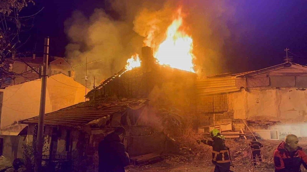 Çankırı İncili Çeşme Mahallesi'nde iki ev çıkan yangında kullanılamaz hale geldi