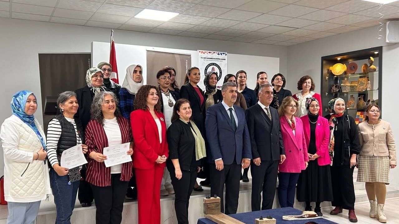 Çarpana Dokuma Sanatı Antalya Olgunlaşma Enstitüsü'nde Modern Ürünlerle Buluştu