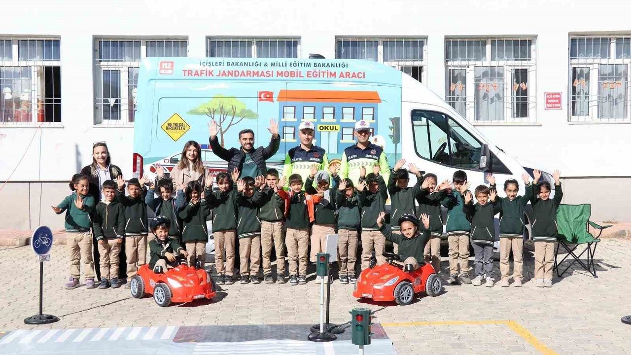 Çatak’ta Kayaboğaz İlkokulu Öğrencilerine Uygulamalı Trafik Güvenliği Eğitimi