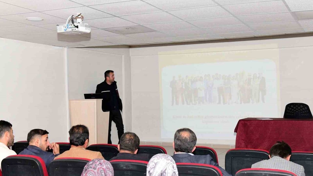 Çatak'ta servis şoförleri ve rehber personele iş sağlığı ve güvenliği eğitimi