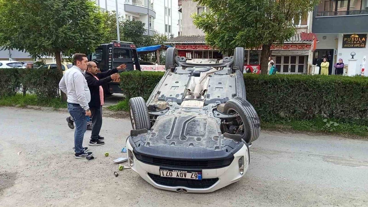 Çaycuma'da park halindeki araca çarpan otomobil ters döndü; 3 yaralı
