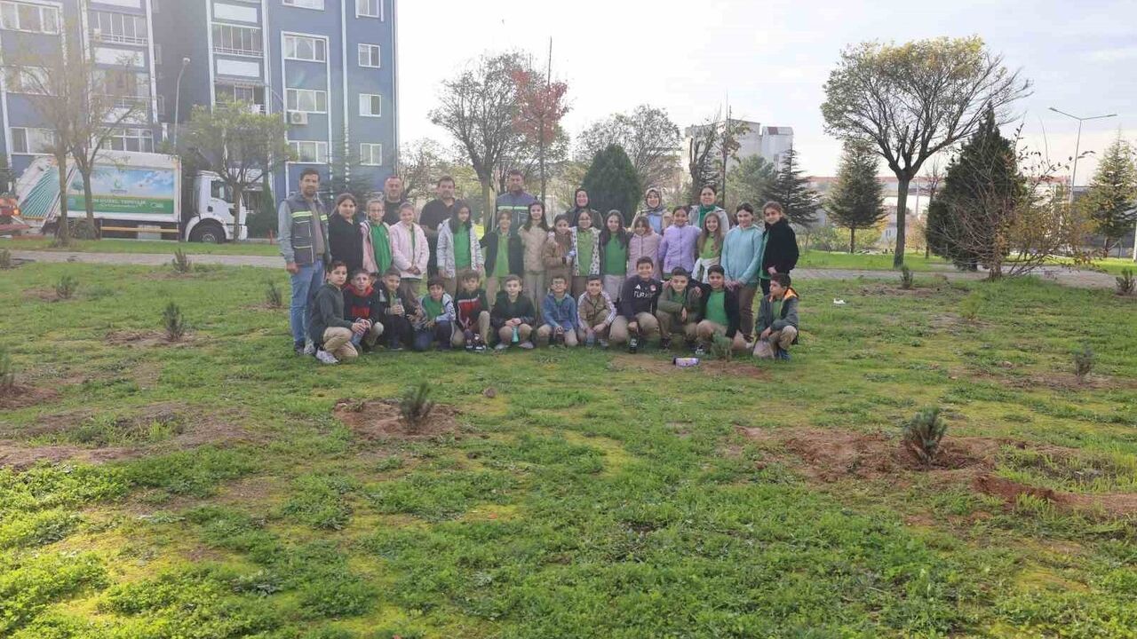 Çayırova’da öğrenciler Gençlik Parkı’nda fidan dikti, çevre bilinci güçlendi