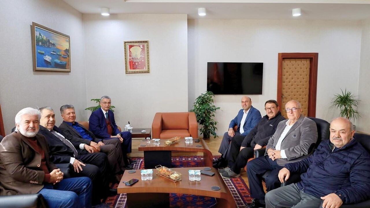 Celalettin Güvenç ve Heyeti Akhisar Kaymakamı Mustafa Can'ı Ziyaret Etti