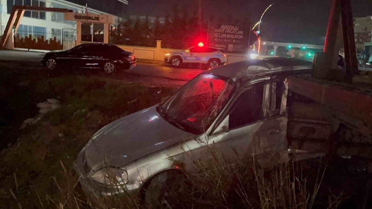 Çerkezköy'de park halindeki tıra çarpan otomobilde 2 kişi yaralandı