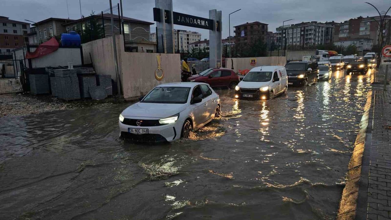 Çerkezköy’de sağanak yağış hayatı olumsuz etkiledi
