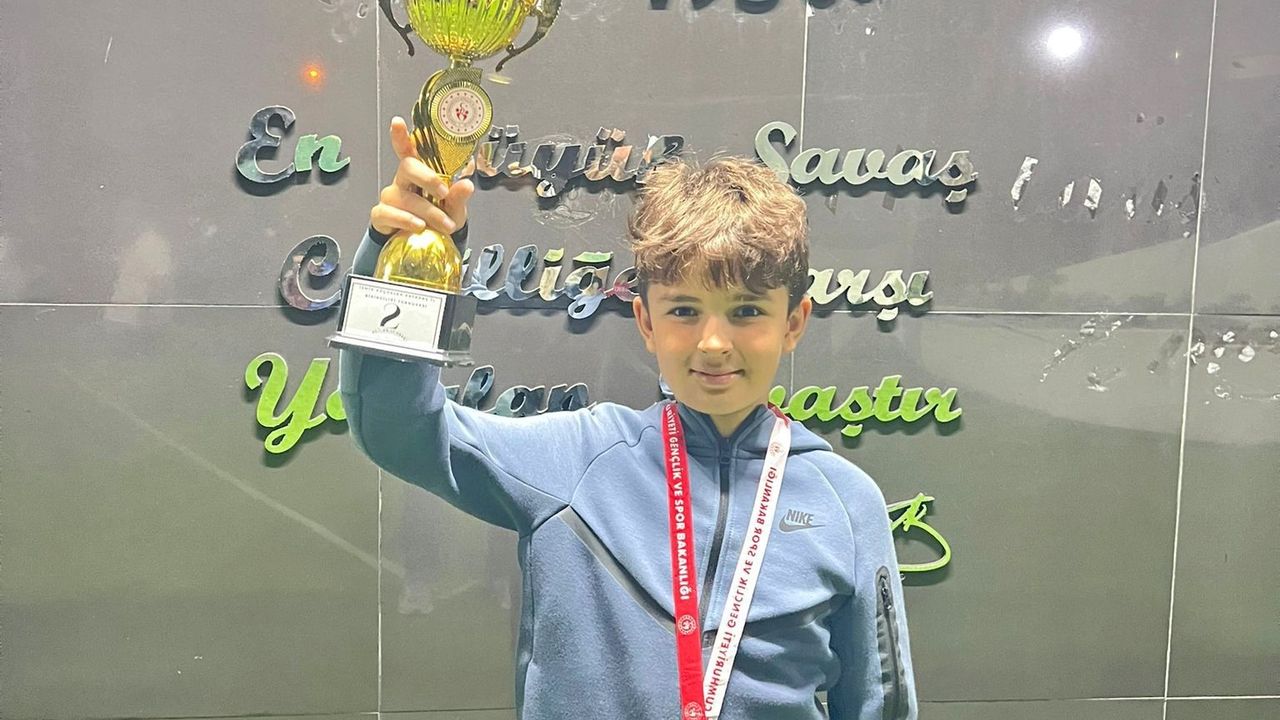 Çeşme Belediyesporlu Emir Tütüncüoğlu İzmir 11 Yaş Satranç Kategorisinde İkinci Oldu