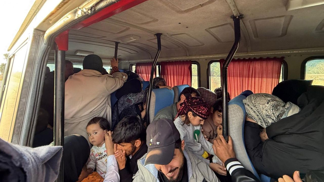 Çeşme'de jandarma yol denetiminde 40 düzensiz göçmen ve 1 organizatör yakalandı