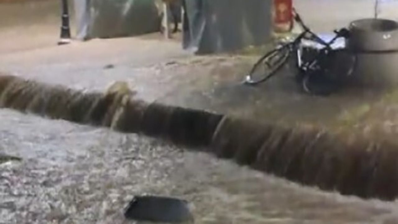 Çeşme'de Kuvvetli Sağanak: Cadde ve Sokaklar Göle Döndü, Sarı Kod Uyarısı