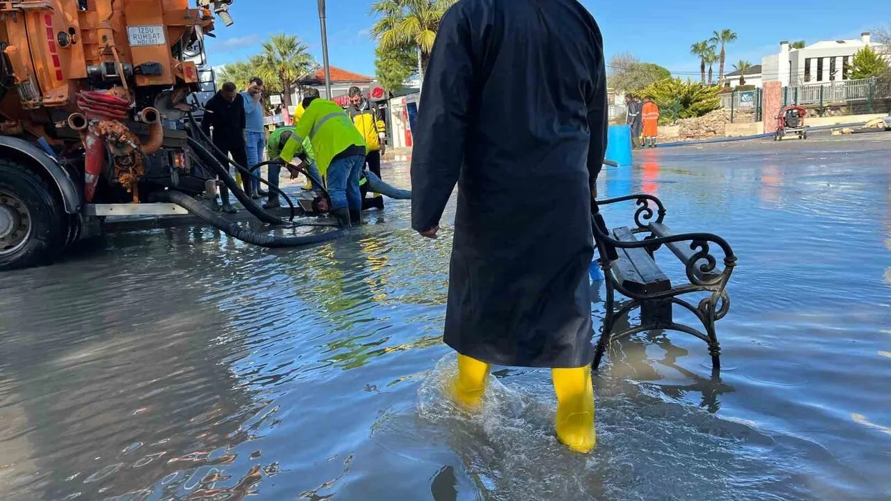Çeşme'de sağanak yağış su baskınlarına yol açtı