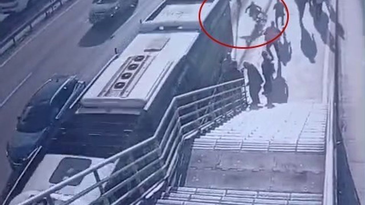 Cevizlibağ'da metrobüs, tekerlekli sandalye ile yolara düşen 57 yaşındaki adama çarptı