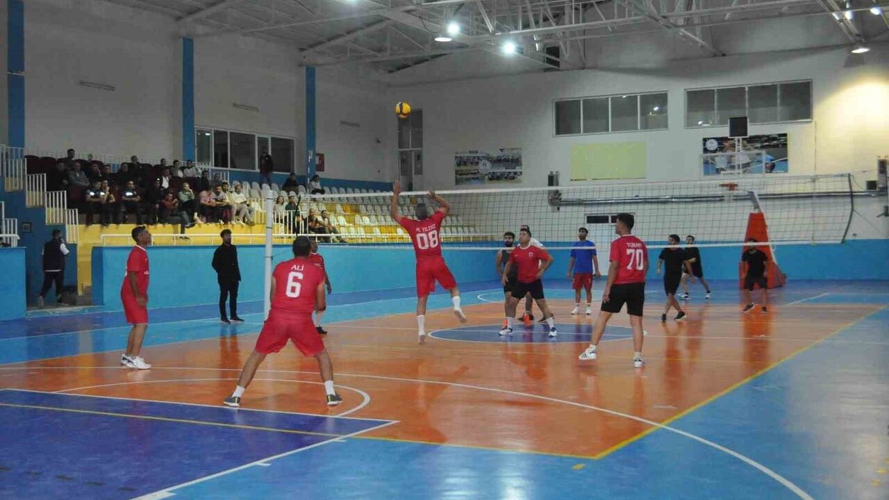Ceylanpınar'da 19 Takımlı Voleybol Turnuvasını Gençlik ve Spor Takımı Kazandı