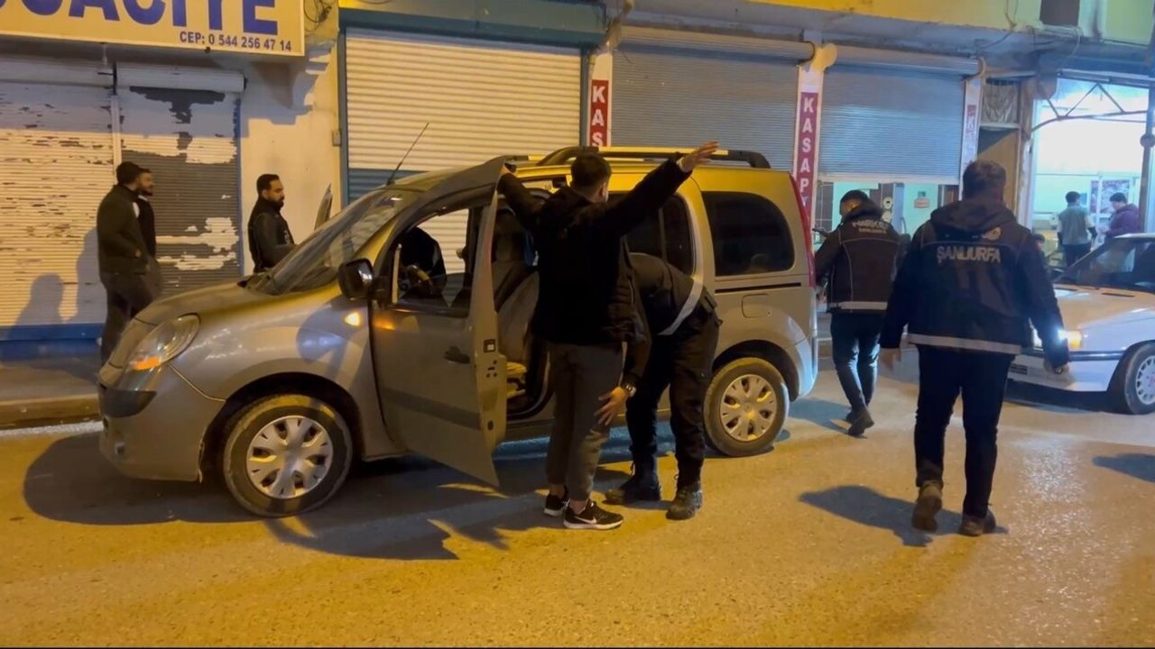 Ceylanpınar'da Huzur-63 uygulamasında 2 aranan kişi yakalandı, ruhsatsız tabanca ele geçirildi