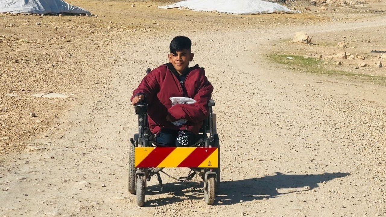 Ceylanpınar Jandarması, Engelli Enes Akkuş’un Reflektör Talebini Yerine Getirdi