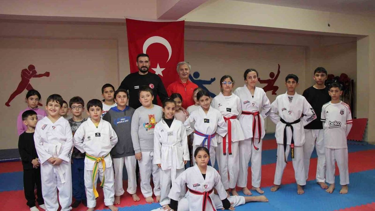 Çeyrek Asırlık Vefa: Milli Takım Antrenörü Ekrem Keskin Oltu’daki İlk Hocasını Ziyaret Etti