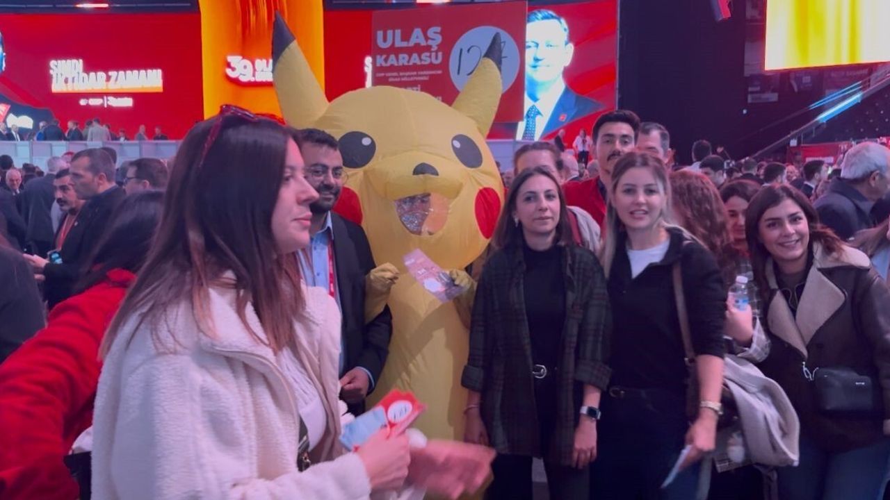 CHP 39. Olağan Kurultayı'nda Pikachu kostümlü kişi ilgi odağı oldu