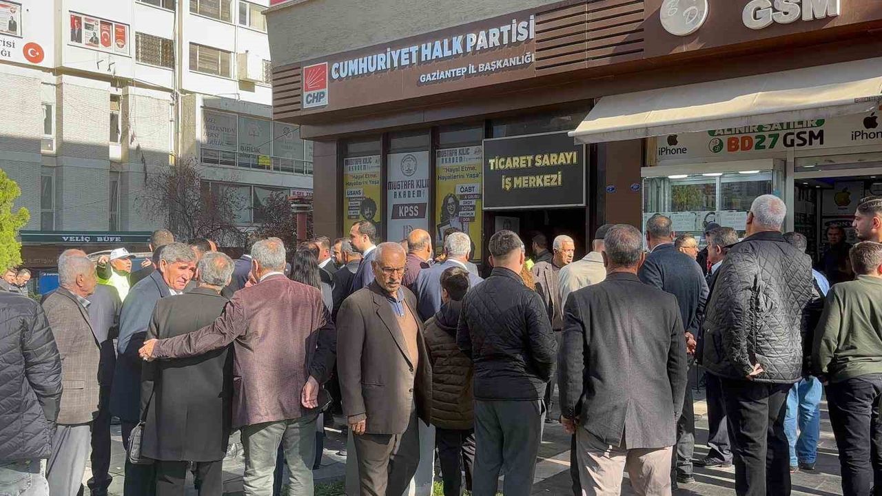 CHP Genel Başkanı Özgür Özel Gaziantep’te partililerle bir araya geldi