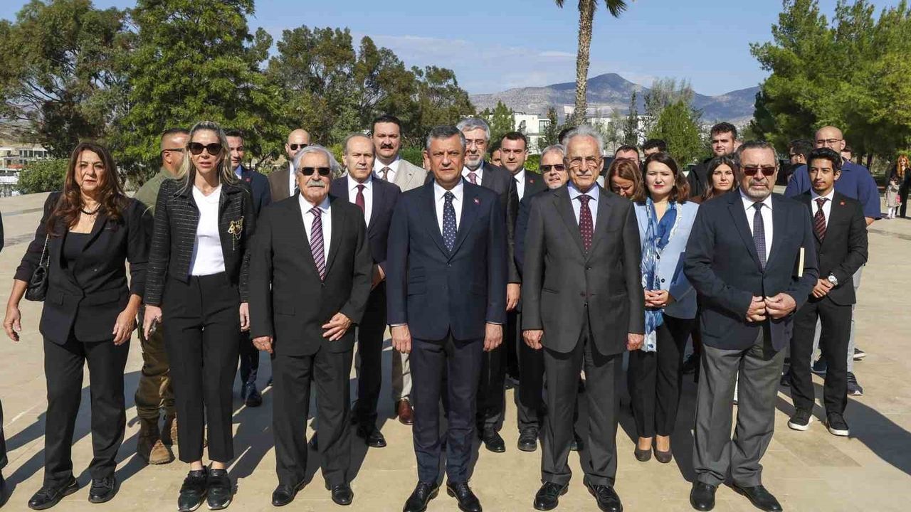 CHP Genel Başkanı Özgür Özel KKTC’de anıt mezarları ziyaret etti, resmi temaslarda bulunacak
