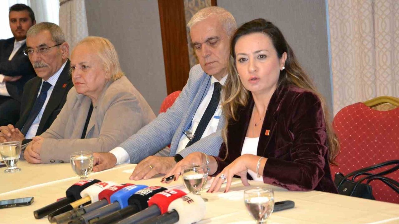 CHP Manisa İl Başkanı İlksen Özalper: Yeni yönetimi tanıttı, 'ranta değil liyakata' vurgu yaptı