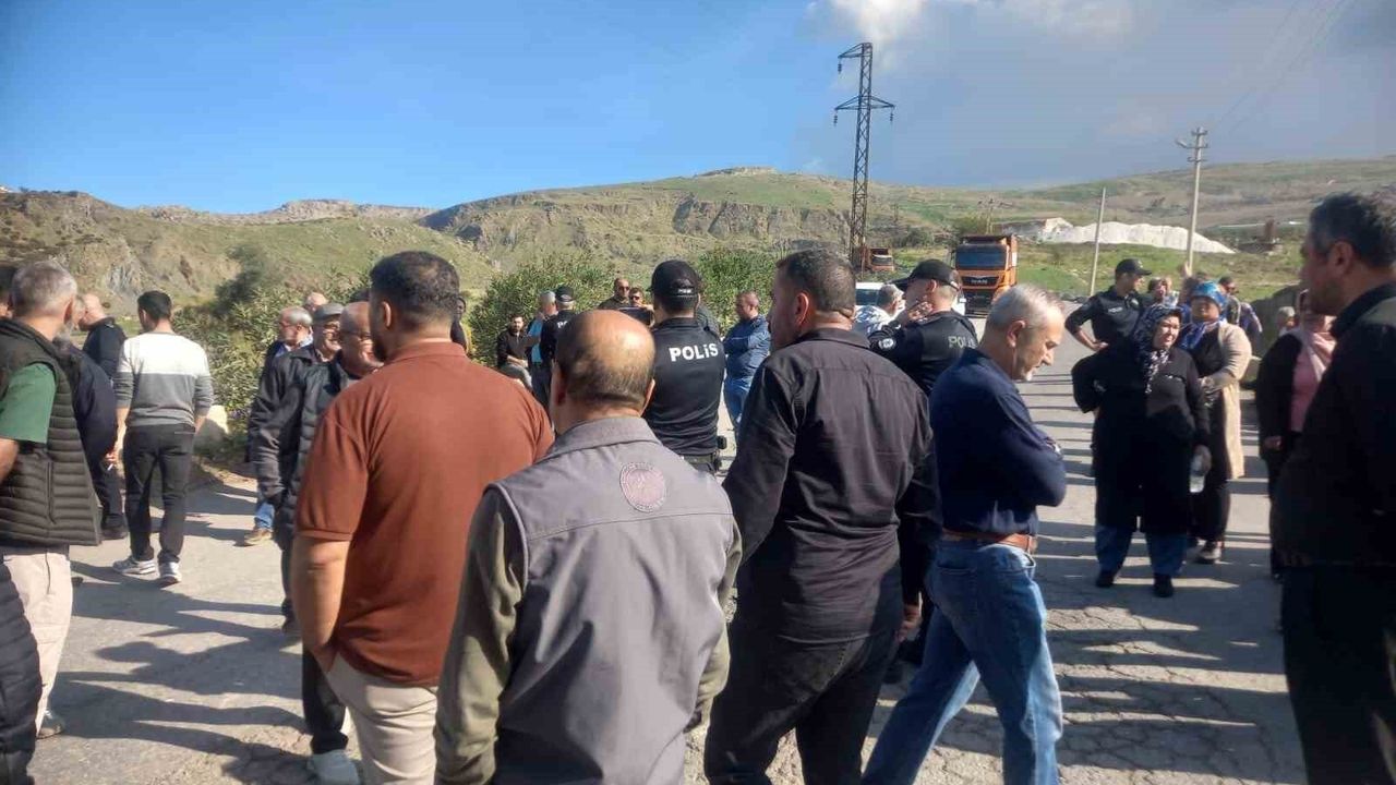 Çiğli'de Harmandalı yol kapatma eylemi: Çöp kamyonları Menemen-Türkelli'ye yönlendirildi