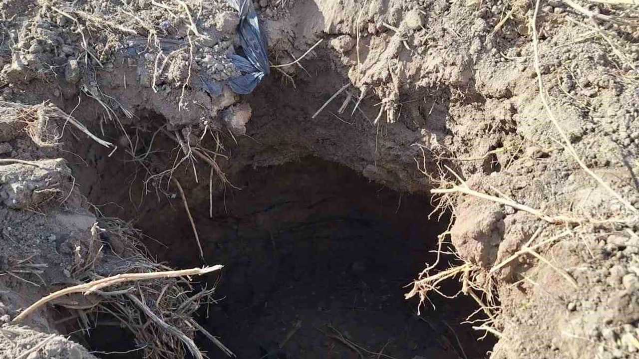 Çivril Balçıkhisar’da Tarlada Obruk: Genişlik 2,5 m, Derinlik 4 m