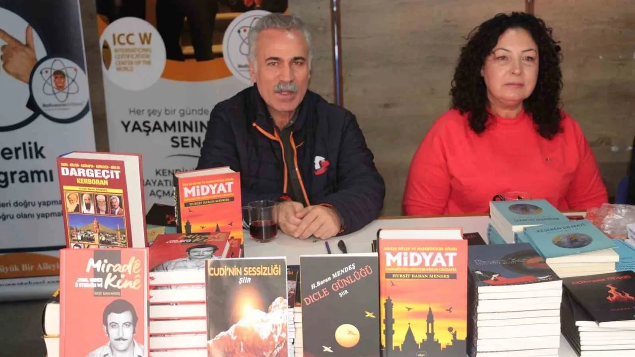 Cizre’de 120 yayınevi ve 80 stantla düzenlenen 'Cezeri’nin izinde' Kitap Fuarı ikinci günde yoğun ilgi gördü