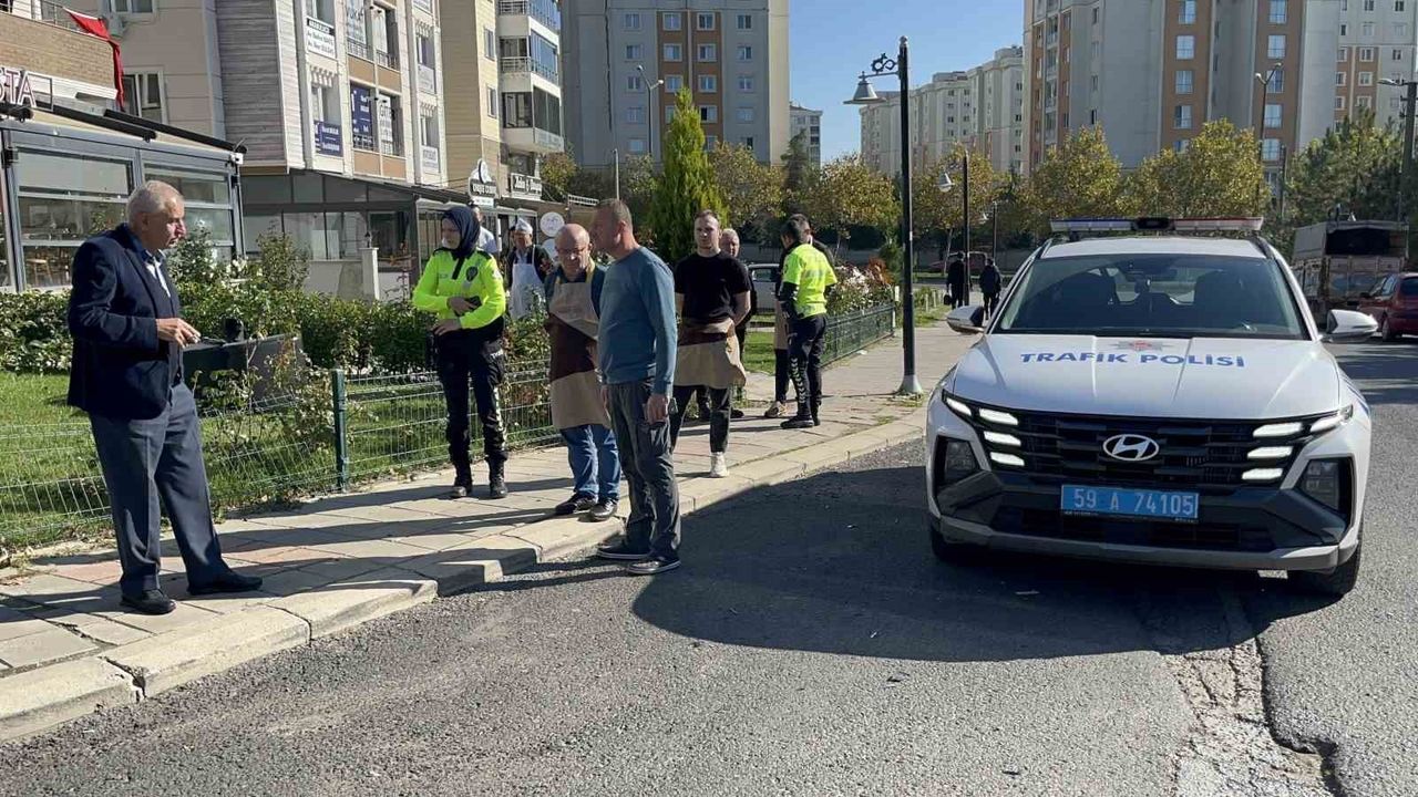 Çorlu'da motosiklet lokanta bahçesine girdi: Sürücü yaralandı, kaza kamerada