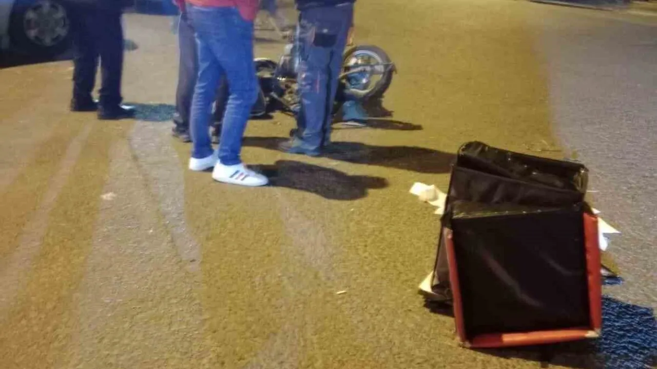 Çorlu’da panelvanla çarpışan motosikletli kurye ağır yaralandı; kaza güvenlik kamerasında