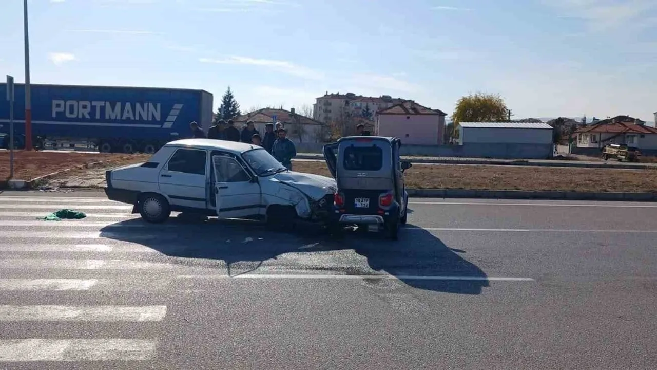 Çorum Alaca’da elektrikli araç ile otomobil çarpıştı: 3 yaralı