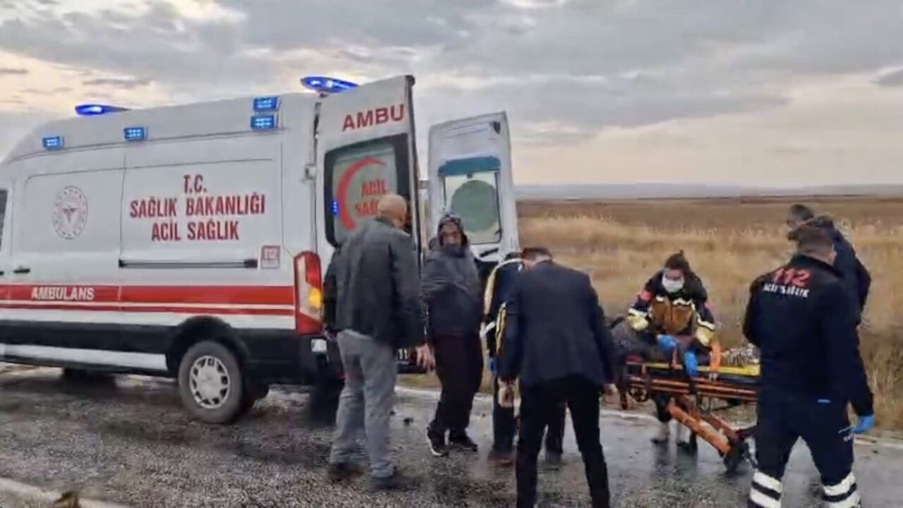 Çorum Alaca'da minibüs tarlaya devrildi: 3 kişi yaralandı