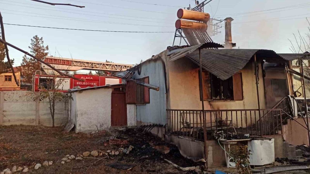 Çorum Alaca Kıcılı Köyü'nde Yangın: Ahşap Ev Kullanılamaz Hale Geldi, 1 Kişi Yaralandı