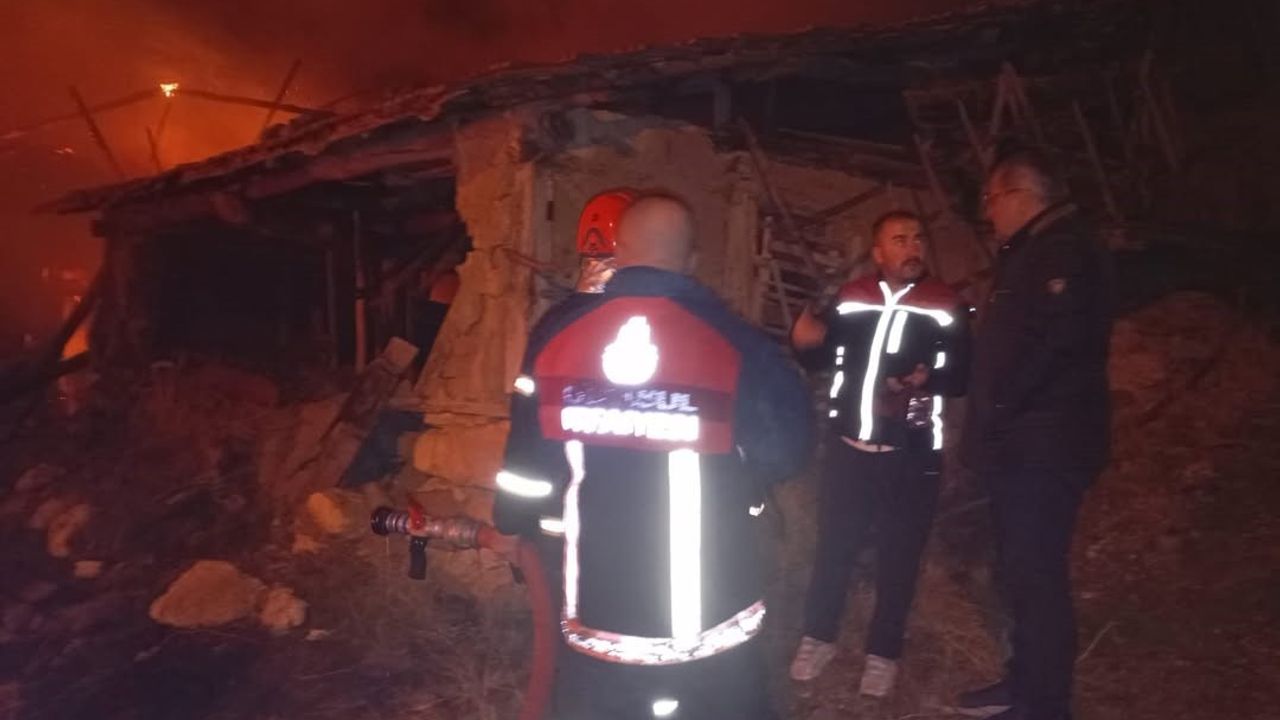 Çorum Bayat'ta Lapalılar Çiftliği'nde yangın: ev, samanlık ve çok sayıda balya küle döndü