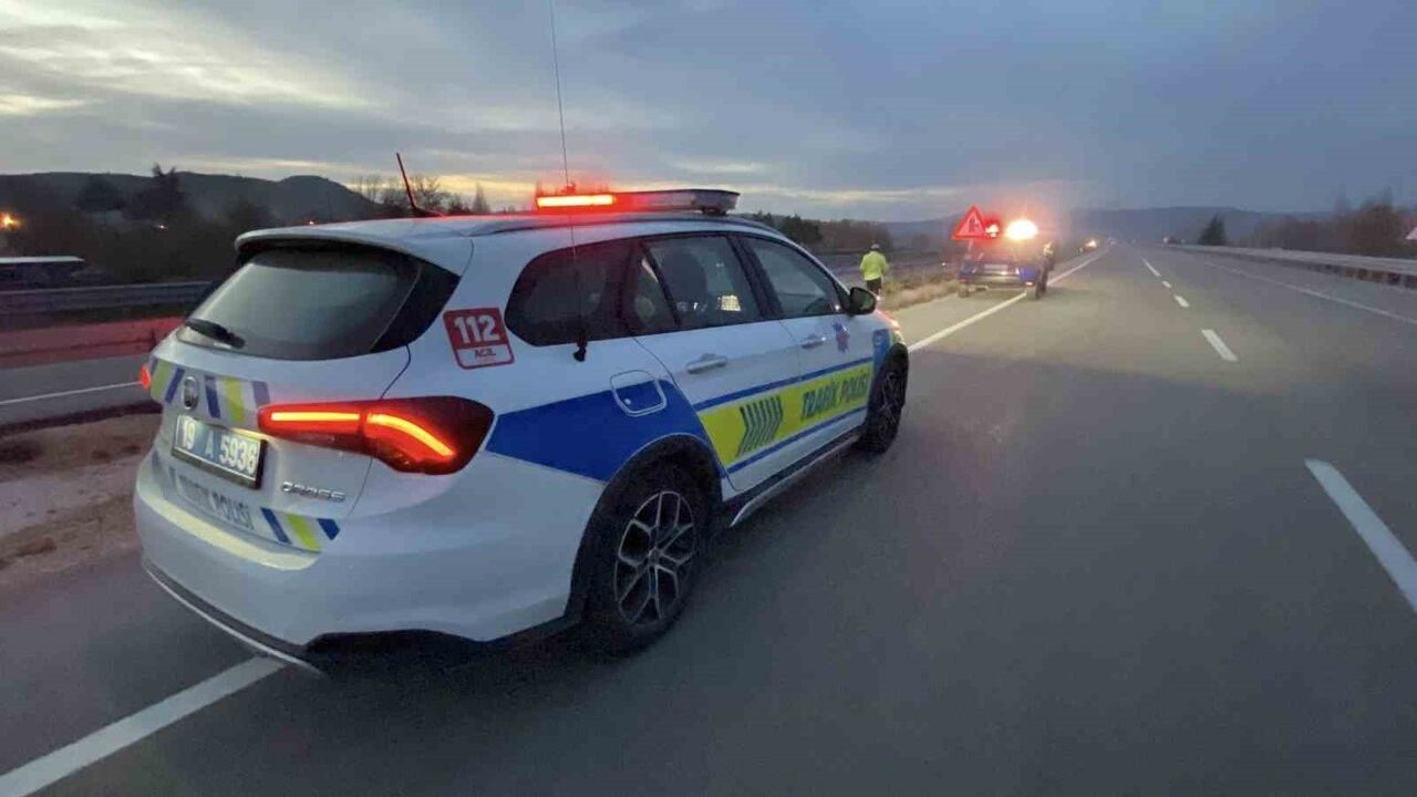 Çorum'da Elvan Çelebi Kavşağı'nda otomobil bariyere çarptı: 2 yaralı