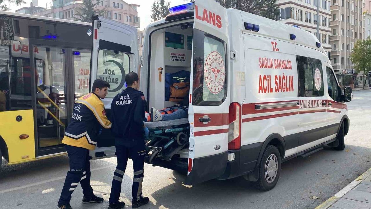 Çorum'da Fatih Caddesi'nde otomobil ile motosiklet çarpıştı: 1 yaralı
