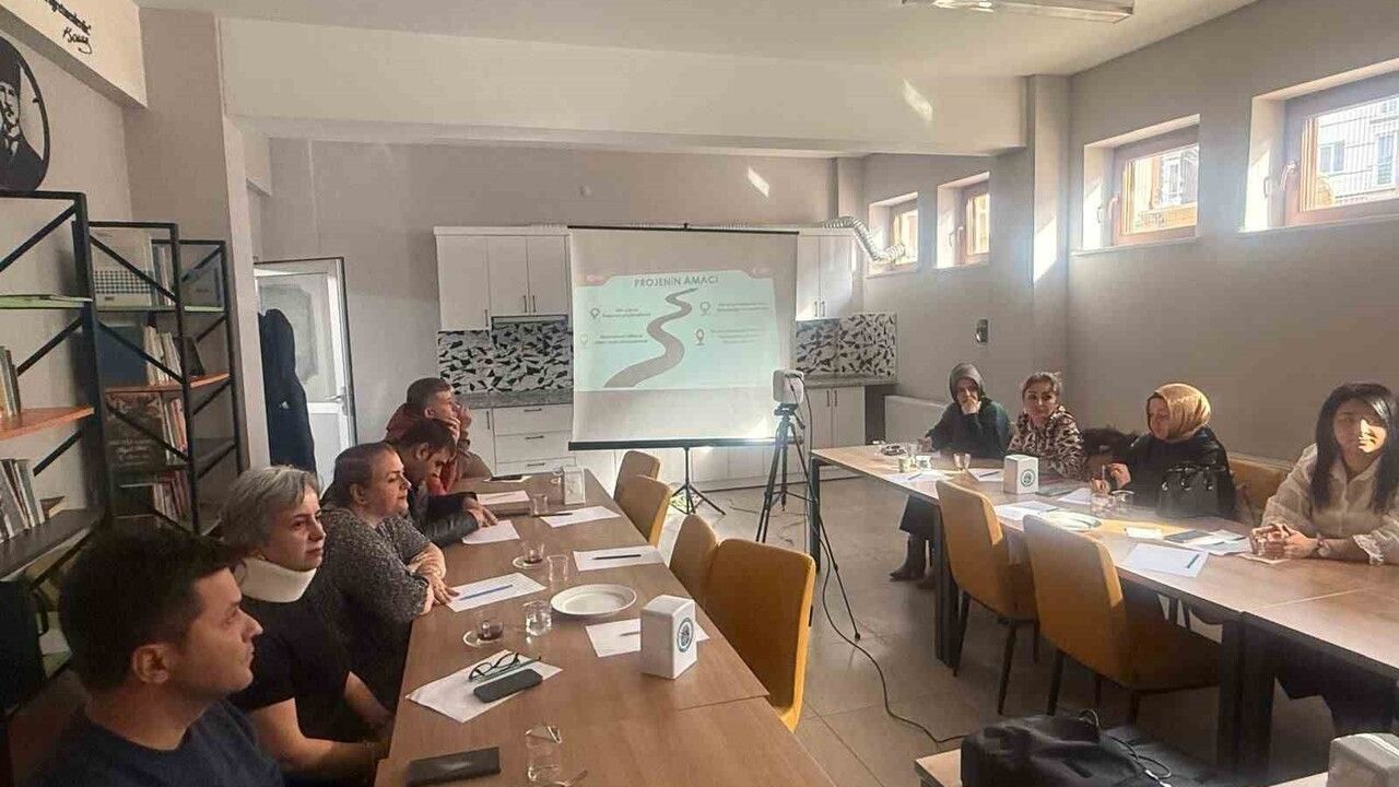 Çorum'da 'Güvenli Adımlar Projesi' ile anaokulu velilerine mahremiyet, teknoloji ve zorbalık eğitimi