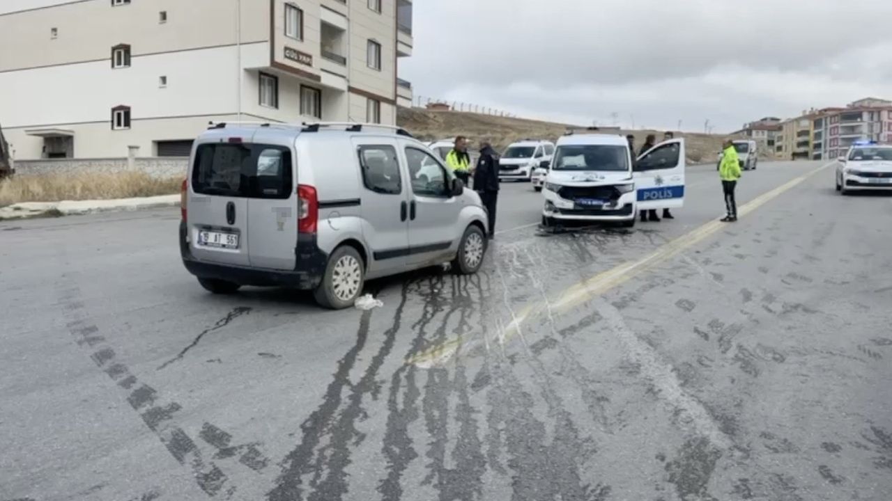 Çorum’da hafif ticari araç ile ekip aracının kafa kafaya çarpışması: 1 polis yaralı