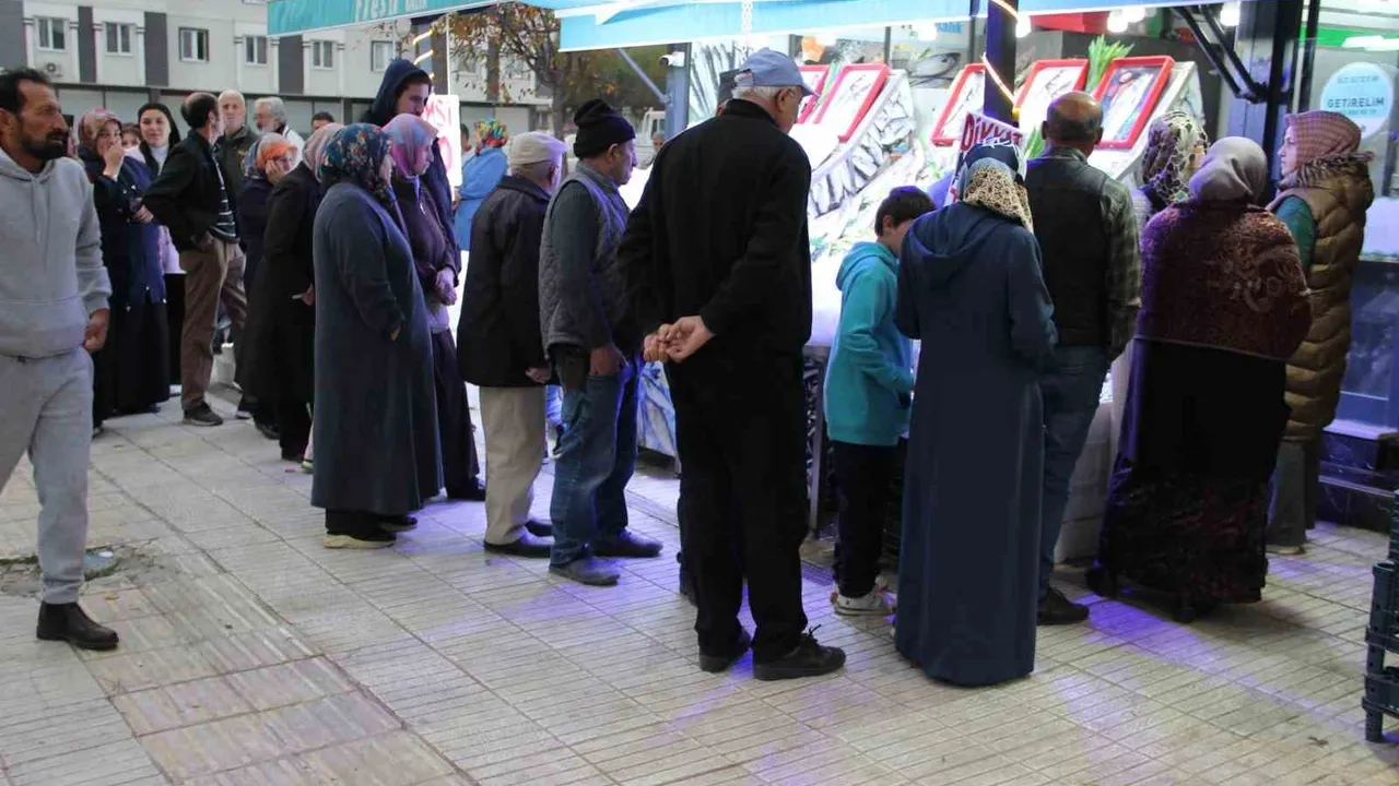 Çorum'da hamsi kilosu 40 TL'ye düştü, balıkçı önünde yoğun kuyruk
