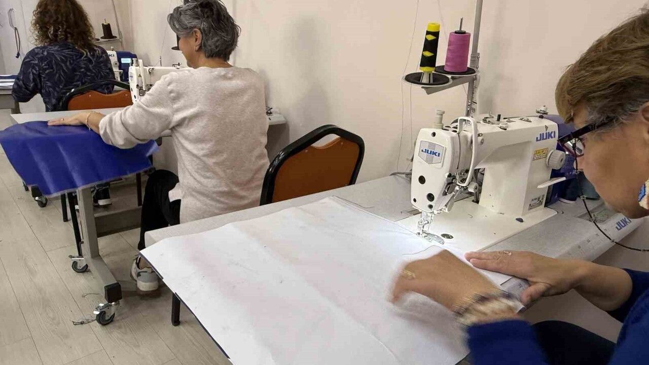 Çorum'da kadın kursiyerler belediye afişlerinden dayanıklı çantalar üretiyor