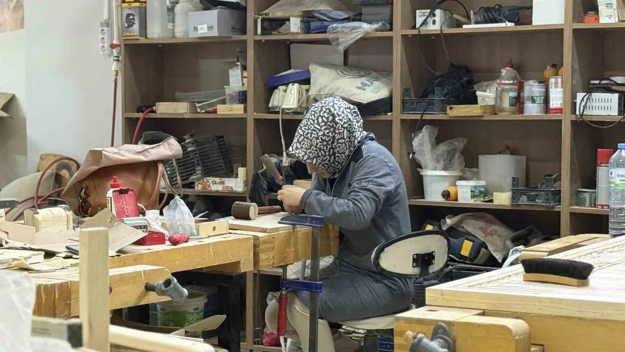 Çorum'da kadınlar Ahşap Tasarım ve Mobilya Atölyesi'nde öğreniyor, üretimle gelir elde ediyor