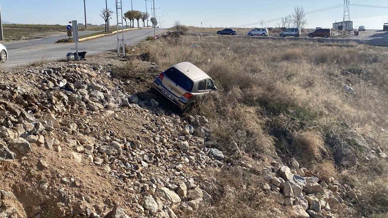 Çorum'da kontrolden çıkan otomobil köprüden düşüp taşlık alanda asılı kaldı