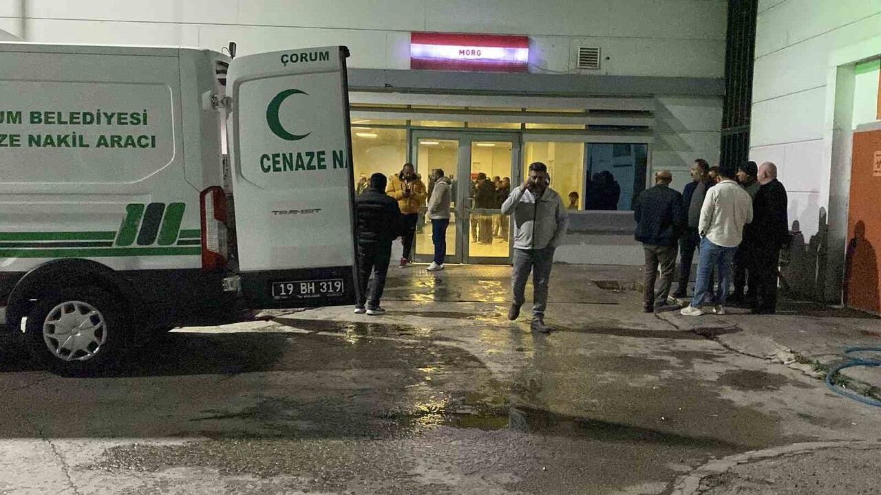 Çorum'da park halindeki vince iki otomobil çarptı: 1 ölü, 1 yaralı