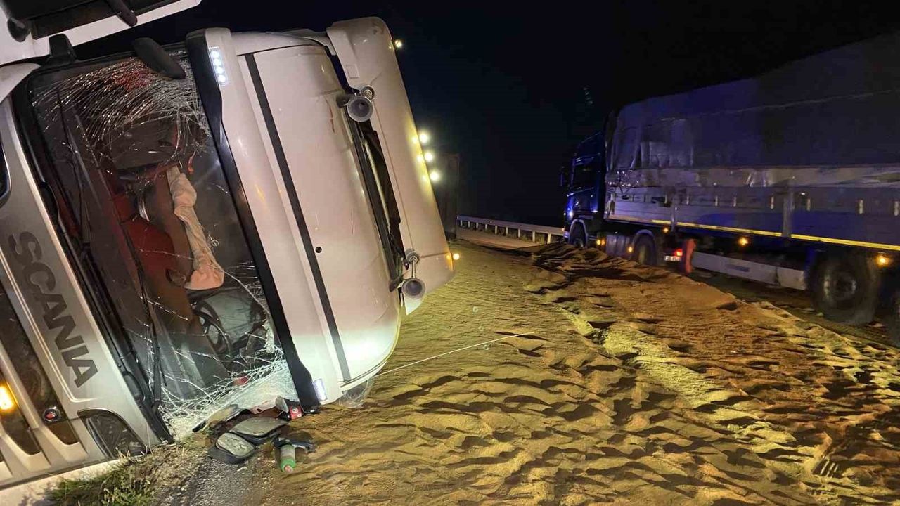 Çorum'da yem yüklü tır devrildi; yola saçılan yem trafiği durdurdu
