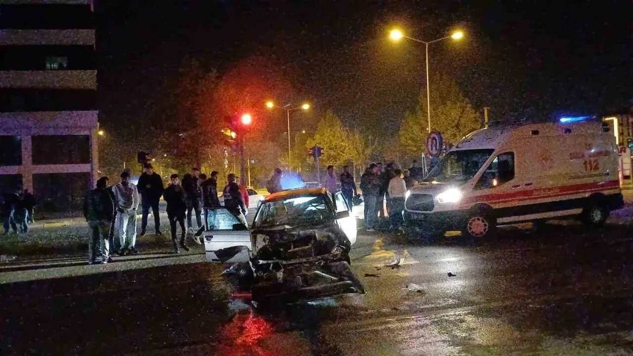 Çorum İnönü Caddesi'nde tır ile otomobil çarpıştı: 1 yaralı, tır sürücüsünde 1.28 promil alkol tespit edildi