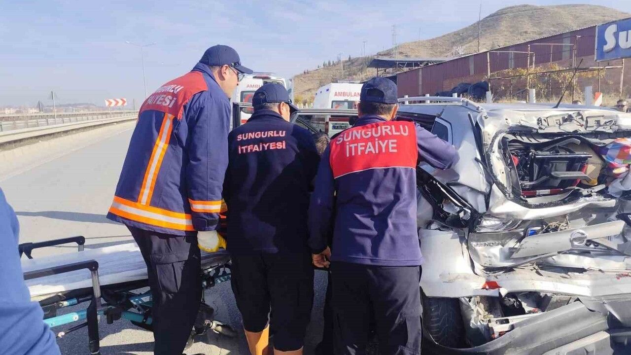 Çorum Sungurlu'da cip ile kamyon çarpıştı: 5 kişi yaralandı