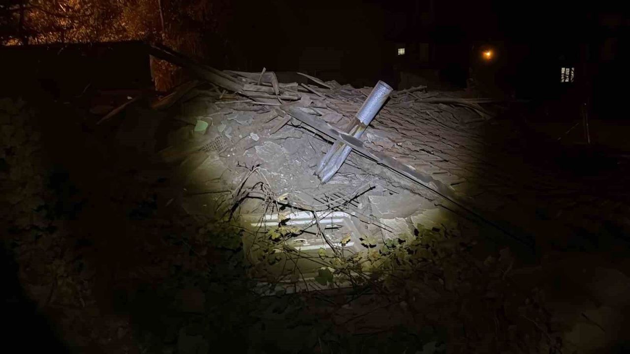 Çorum Sungurlu'da iki katlı metruk bina çöktü, AFAD enkazı kontrol etti