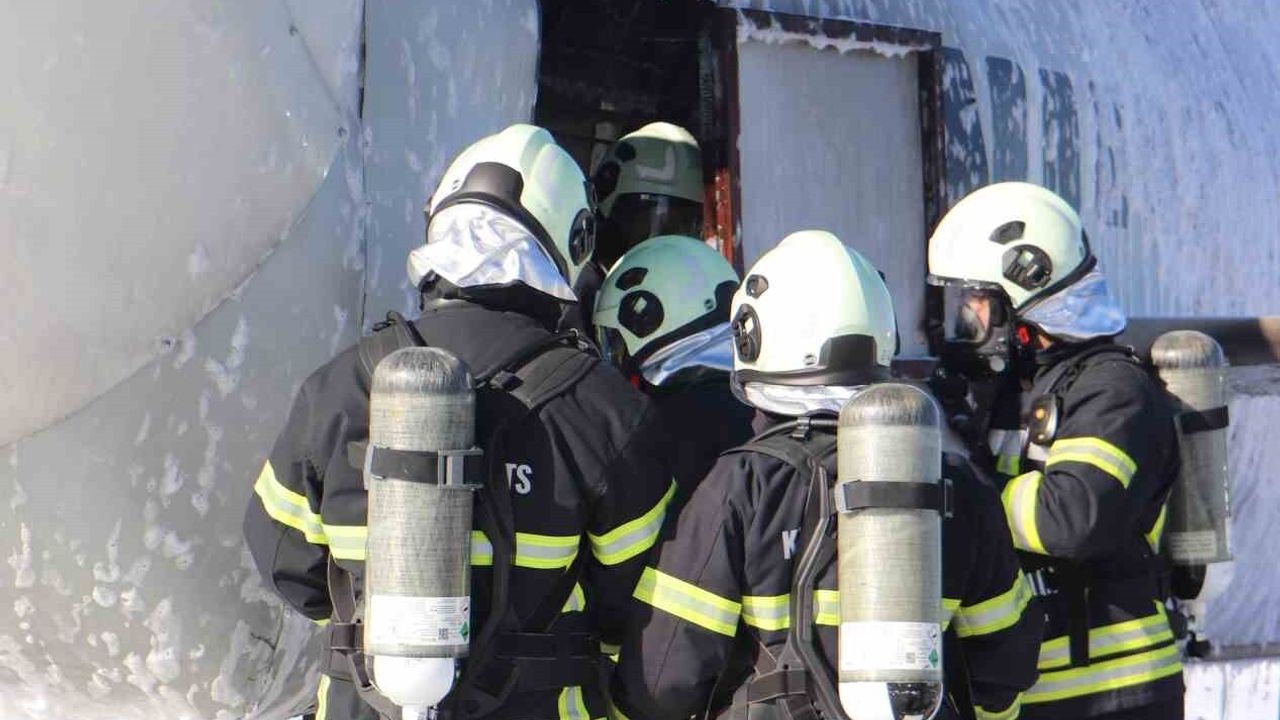 Çukurova Havalimanı'nda ICAO standartlarına uygun geniş katılımlı uçak kazası tatbikatı