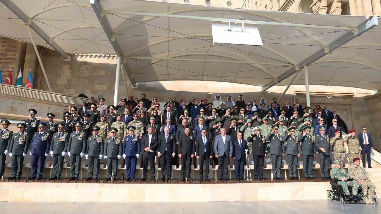 Cumhurbaşkanı Erdoğan, 8 Kasım Zafer Günü törenine Azadlık Meydanı'nda katıldı