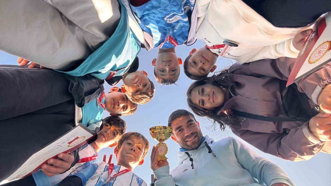 Cumhuriyet Ortaokulu'ndan çifte başarı: Atletizmde il birinciliği ve ikinciliği