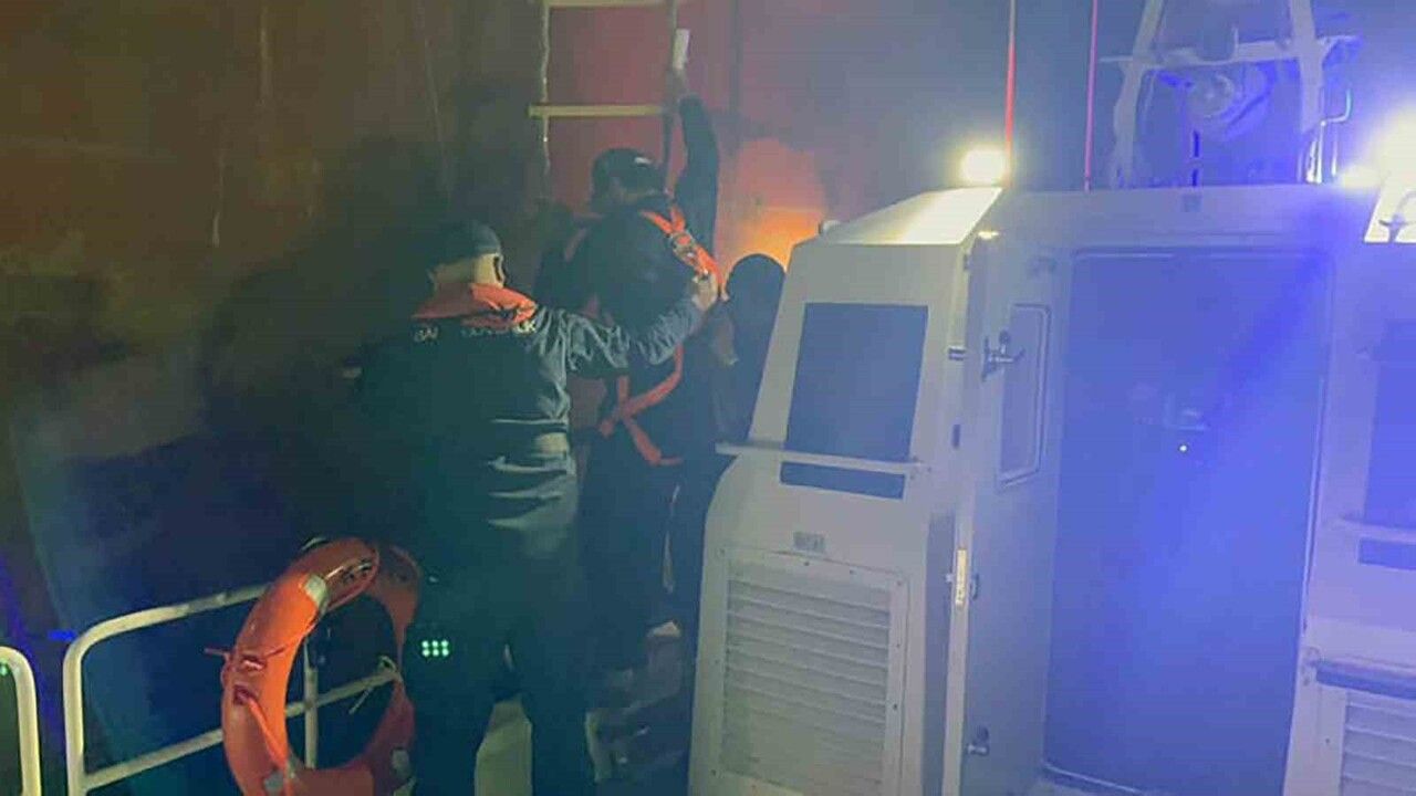 Dalaman Açıklarında Yaralanan Gemi Personeli Sahil Güvenlik Tarafından Tıbbi Tahliye Edildi